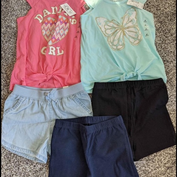 ALOT OF CLOTHES - Picture 7 of 12